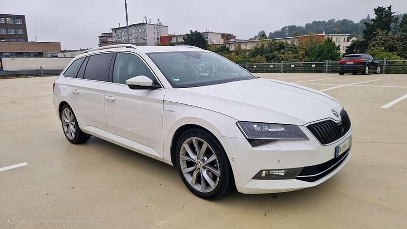 Weiß Gebraucht 2019 Skoda Superb LAURIN & KLEMENT Kombi | 22.555 € (Guter Preis) - Bild 1/4
