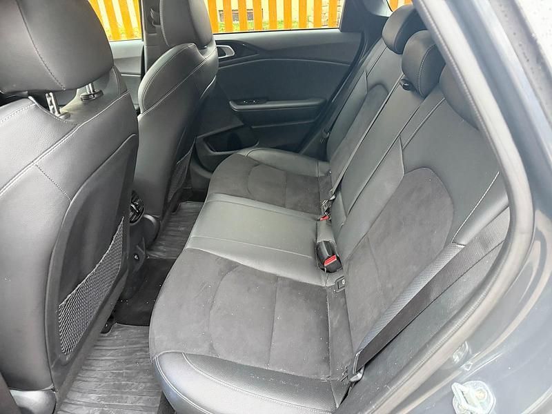 Gebraucht Kia Ceed 160 PS (117 kW) 2024 Grau Kleinwagen