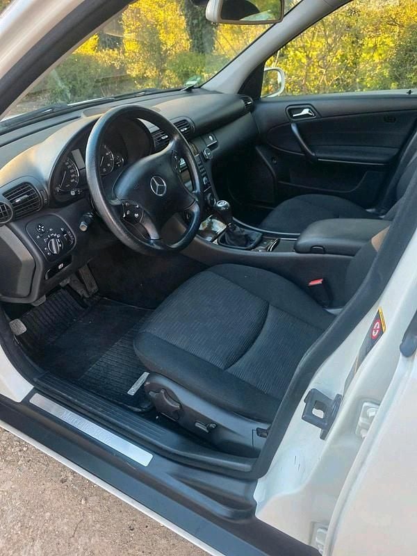 Gebraucht Mercedes C220 150 PS (110 kW) 2005 Weiß Limousine