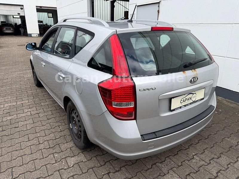 Gebraucht Kia Ceed Sportswagon 90 PS (66 kW) 2011 Silber Kombi