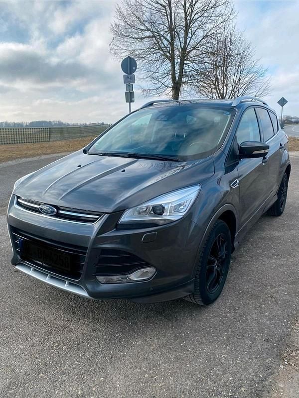 Gebraucht Ford Kuga Titanium 179 PS (131 kW) 2016 Grau SUV