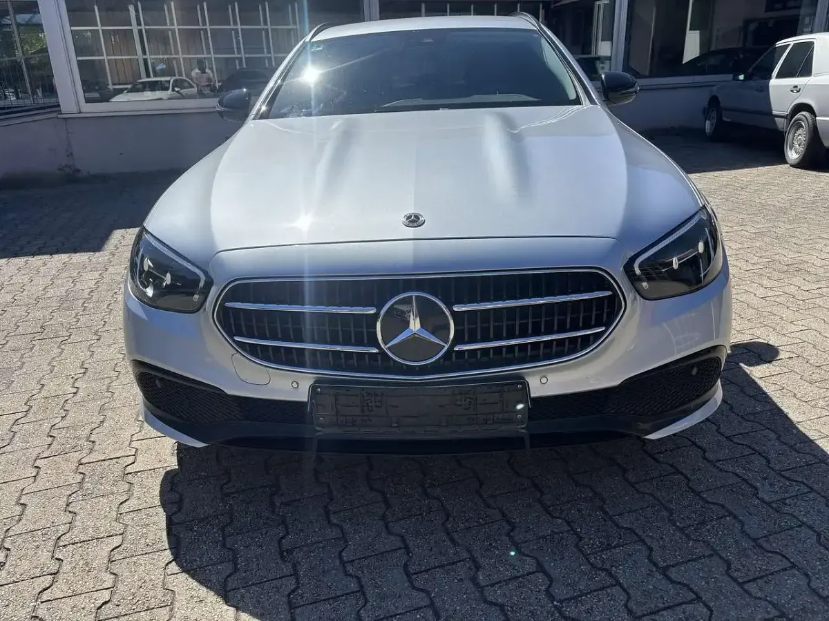 Gebraucht Mercedes E220 Exclusive 194 PS (142 kW) 2022 Manufaktur lack patagonienrot Kombi