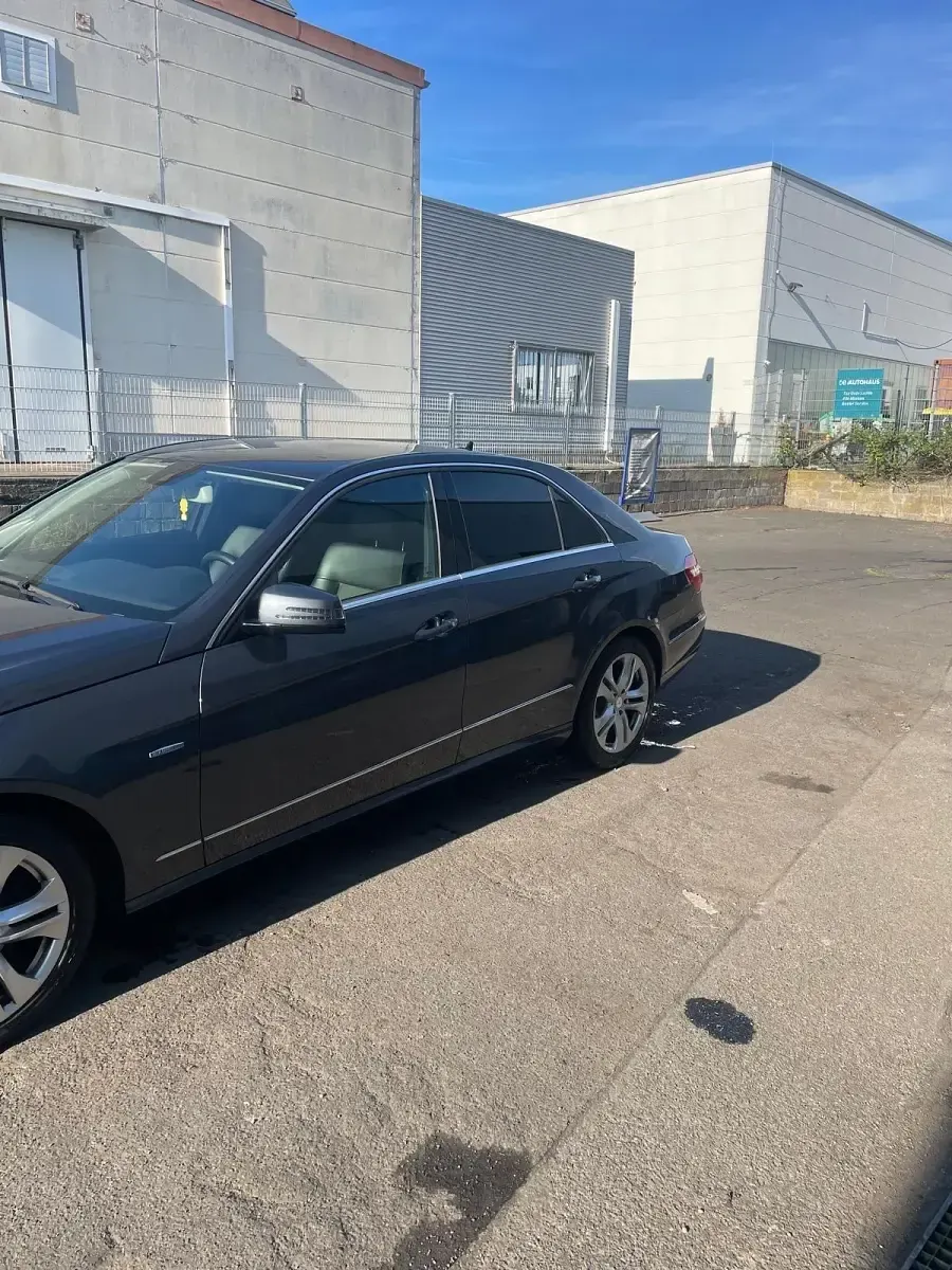 Gebraucht Mercedes E220 170 PS (125 kW) 2011 Schwarz Limousine