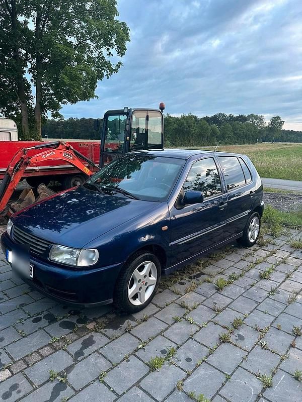Blau Gebraucht 1999 VW Polo Limousine | 1.150 € (Fairer Preis) - Bild 1/1
