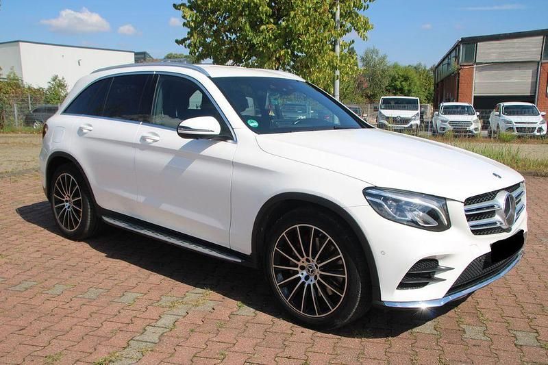 Weiß Gebraucht 2018 Mercedes GLC350 AMG line SUV | 30.290 € (Fairer Preis) - Bild 1/4