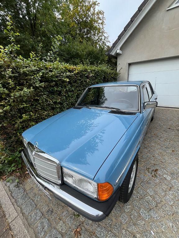 Gebraucht Mercedes E230 136 PS (100 kW) 1981 Blau Limousine