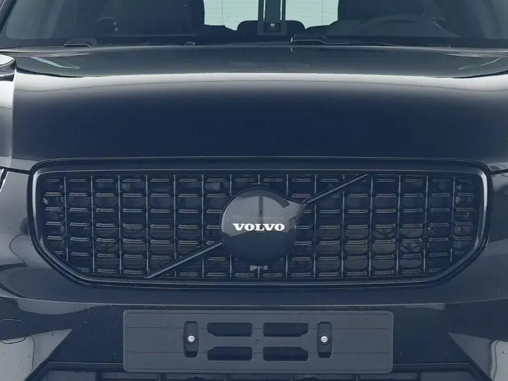 Gebraucht Volvo XC40 Plus 163 PS (119 kW) 2025 Onyx black / metallic SUV