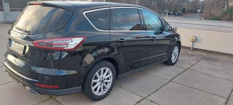Gebraucht Ford S-MAX Titanium 179 PS (131 kW) 2017 Schwarz Van / Kleinbus