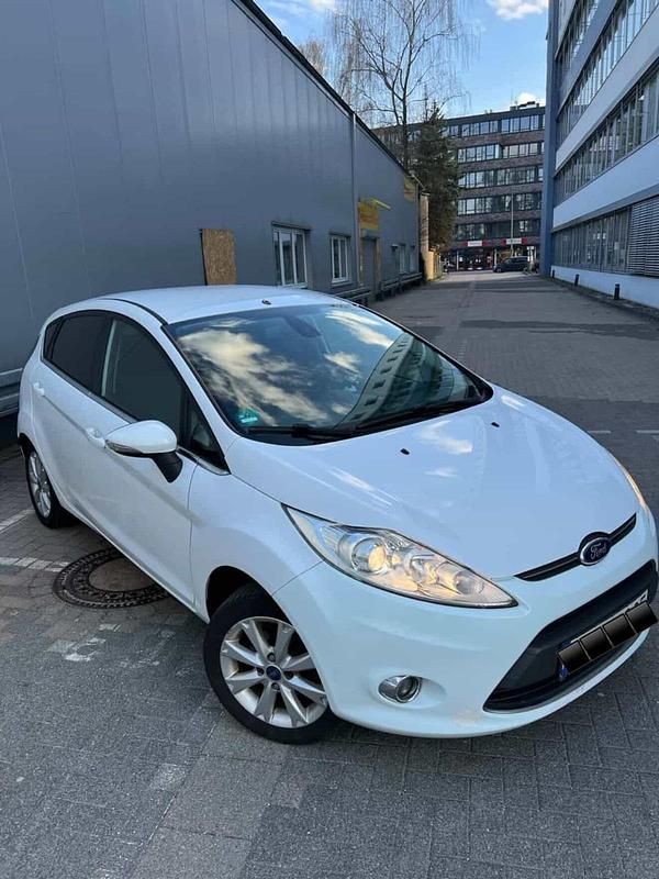 Gebraucht Ford Fiesta 85 PS (62 kW) 2012 Weiß Kleinwagen
