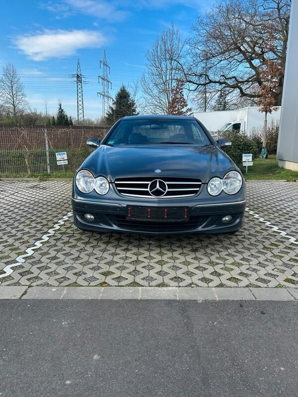 Grau Gebraucht 2009 Mercedes CLK220 Coupé | 11.199 € (Etwas zu teuer) - Bild 1/4