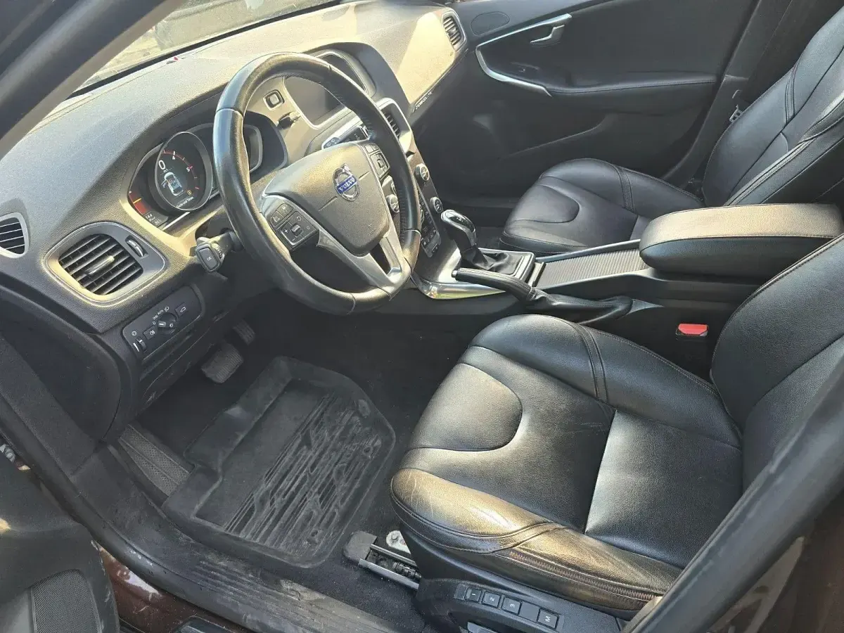 Gebraucht Volvo V40 190 PS (139 kW) 2015 Braun Limousine