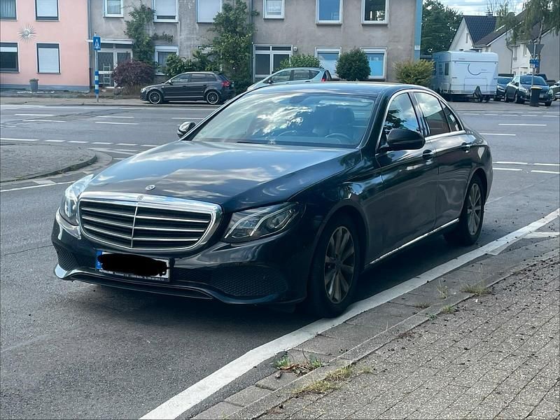 Schwarz Gebraucht 2018 Mercedes E200 Limousine | 13.500 € (Teuer) - Bild 1/4