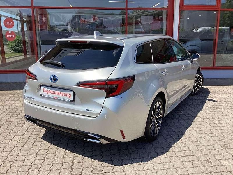 Neu Toyota Corolla 196 PS (144 kW) 2025 Cosmicsilber metallic Kombi