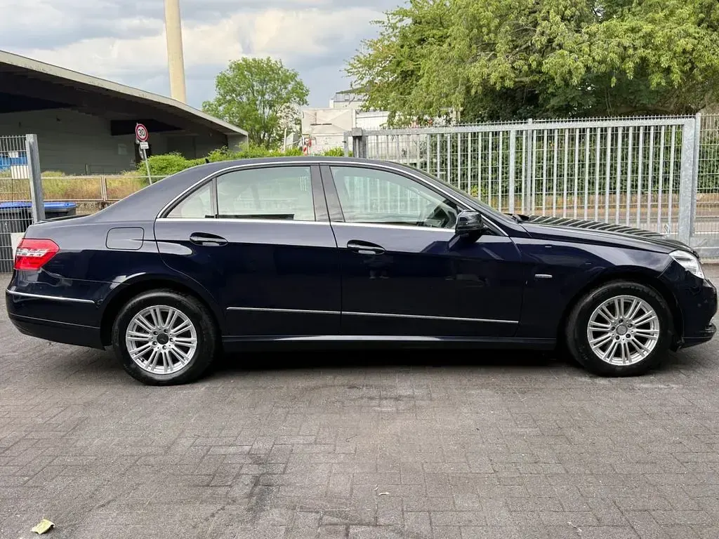 Gebraucht Mercedes E300 204 PS (150 kW) 2010 Blau Limousine