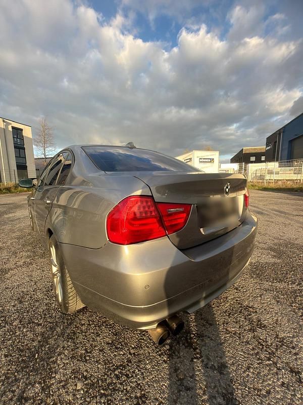 Gebraucht BMW 318 143 PS (105 kW) 2009 Grau Limousine