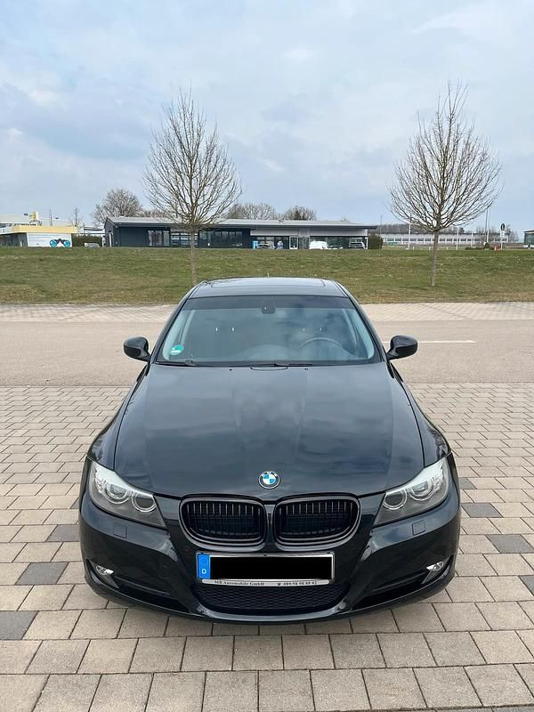 Gebraucht BMW 320 170 PS (125 kW) 2009 Schwarz Limousine