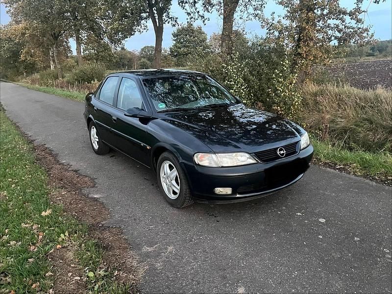 Schwarz Gebraucht 1996 Opel Vectra Limousine | 1.750 € (Fairer Preis) - Bild 1/4