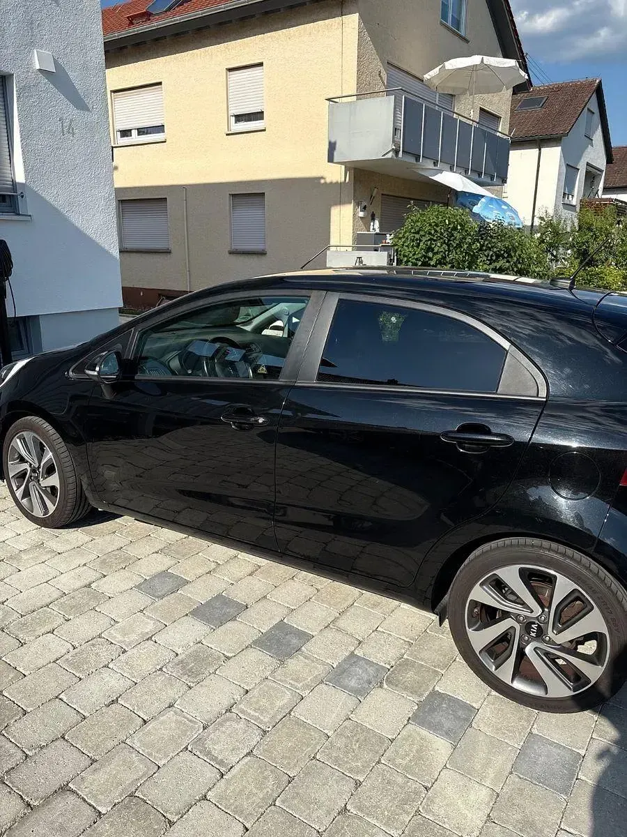 Gebraucht Kia Rio Attract 84 PS (61 kW) 2014 Schwarz Limousine