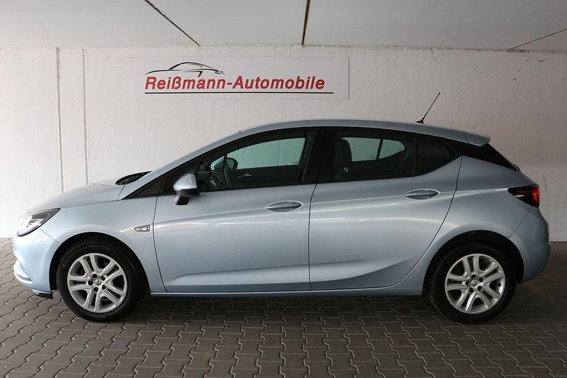 Gebraucht Opel Astra Edition 101 PS (74 kW) 2017 Blau Limousine