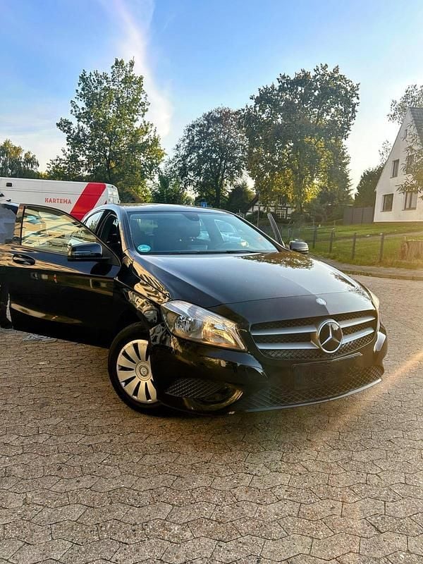 Schwarz Gebraucht 2014 Mercedes A180 Kleinwagen | 10.200 € (Fairer Preis) - Bild 1/4