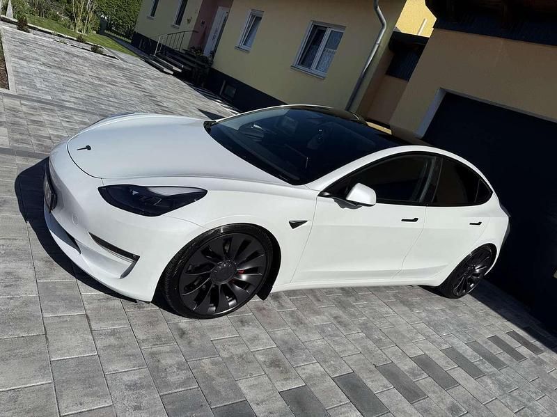 Weiß Gebraucht 2022 Tesla Model 3 Performance Limousine | 38.900 € (Teuer) - Bild 1/4