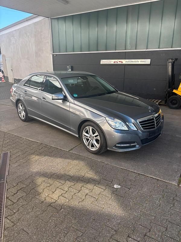 Gebraucht Mercedes E220 Avantgarde 170 PS (125 kW) 2012 Grau Limousine