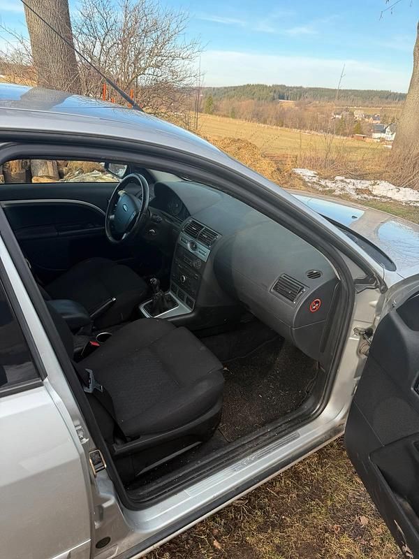 Gebraucht Ford Mondeo 125 PS (91 kW) 2005 Silber Limousine