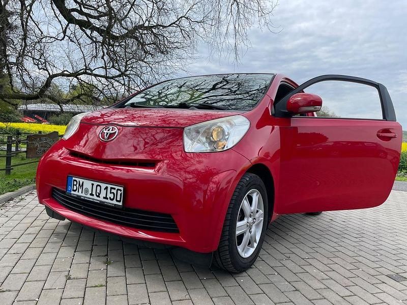 Rot Gebraucht 2009 Toyota iQ Kleinwagen | 1.999 € (Fairer Preis) - Bild 1/4