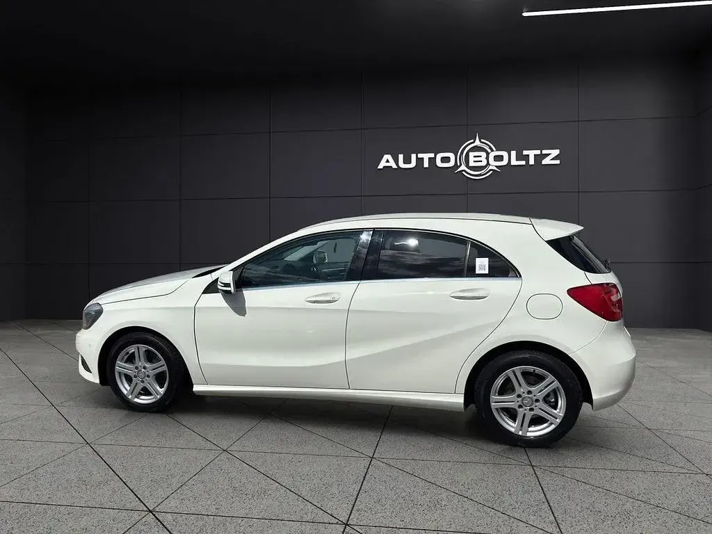 Gebraucht Mercedes A180 122 PS (89 kW) 2012 Calcitweiss  unilack Kleinwagen