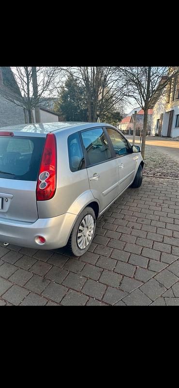 Gebraucht Ford Fiesta 80 PS (58 kW) 2008 Silber Kleinwagen