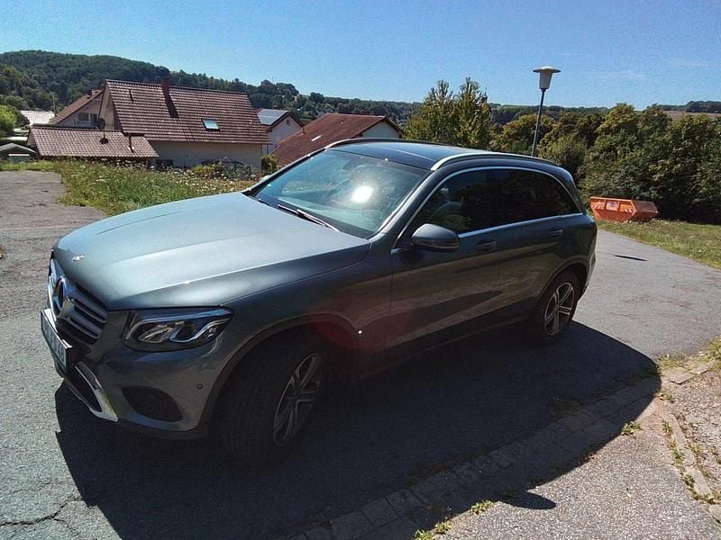 Grau Gebraucht 2017 Mercedes GLC250 SUV | 28.500 € (Superpreis) - Bild 1/4