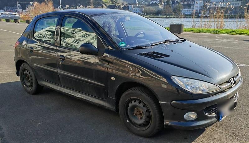Schwarz Gebraucht 2014 Peugeot 206 Limousine | 2.100 € - Bild 1/2