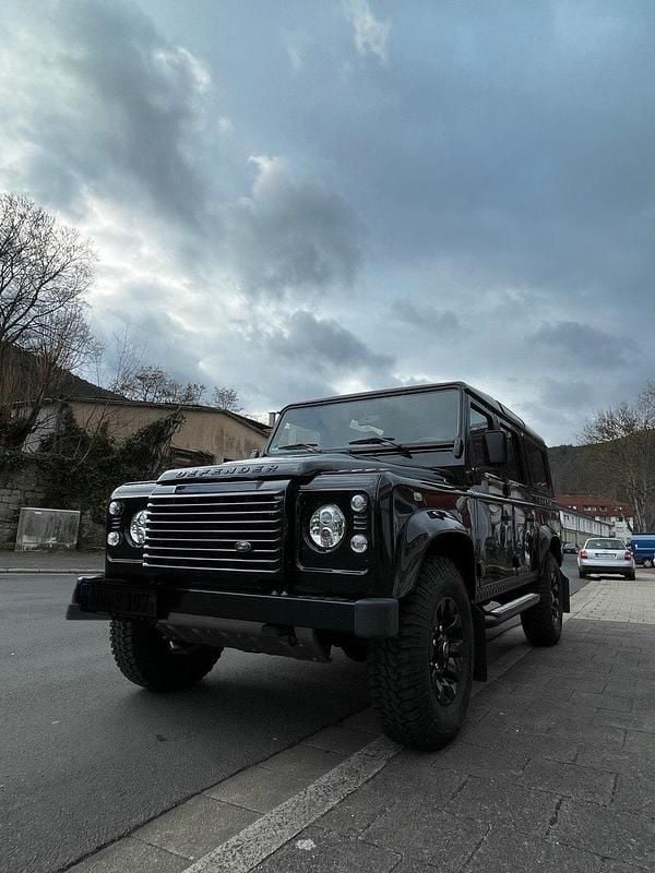 Schwarz Gebraucht 2015 Land Rover Defender SE SUV | 84.110 € - Bild 1/4