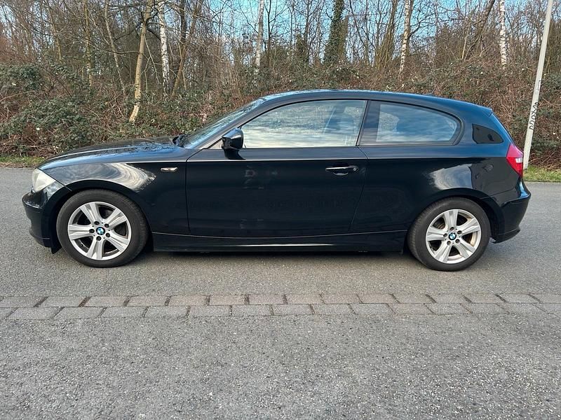 Gebraucht BMW 116 122 PS (89 kW) 2011 Schwarz Kleinwagen
