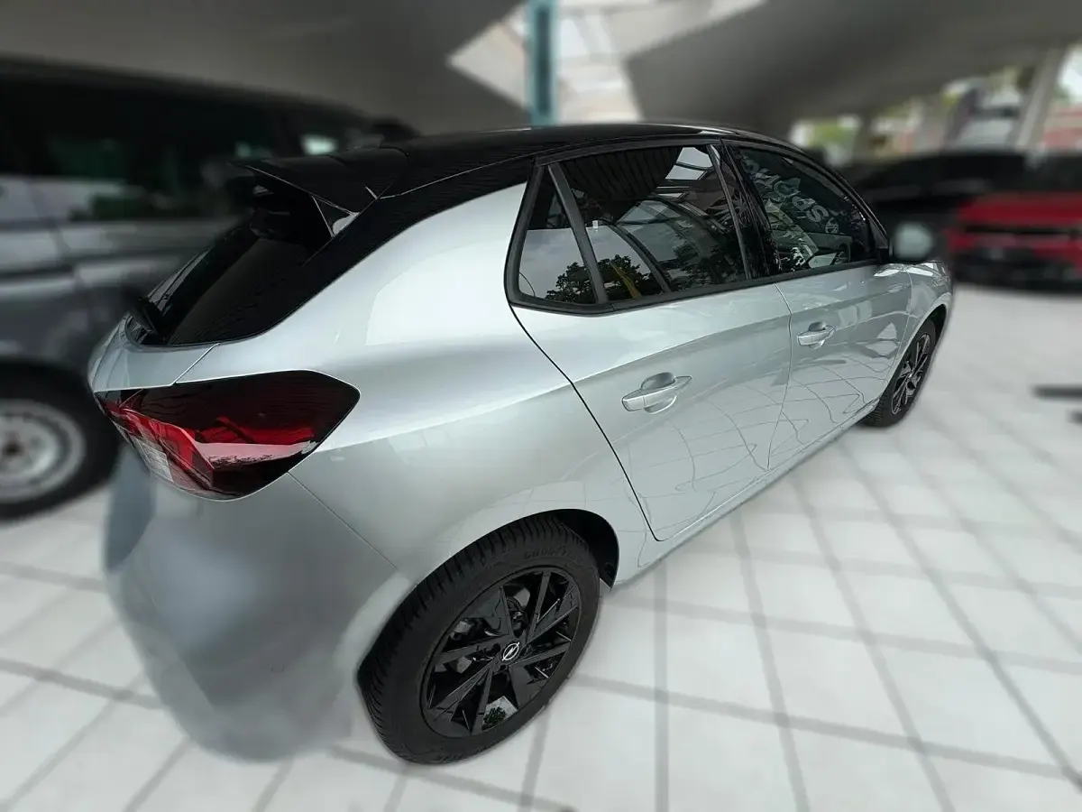 Gebraucht Opel Corsa 101 PS (74 kW) 2024 Silber metallic Kleinwagen
