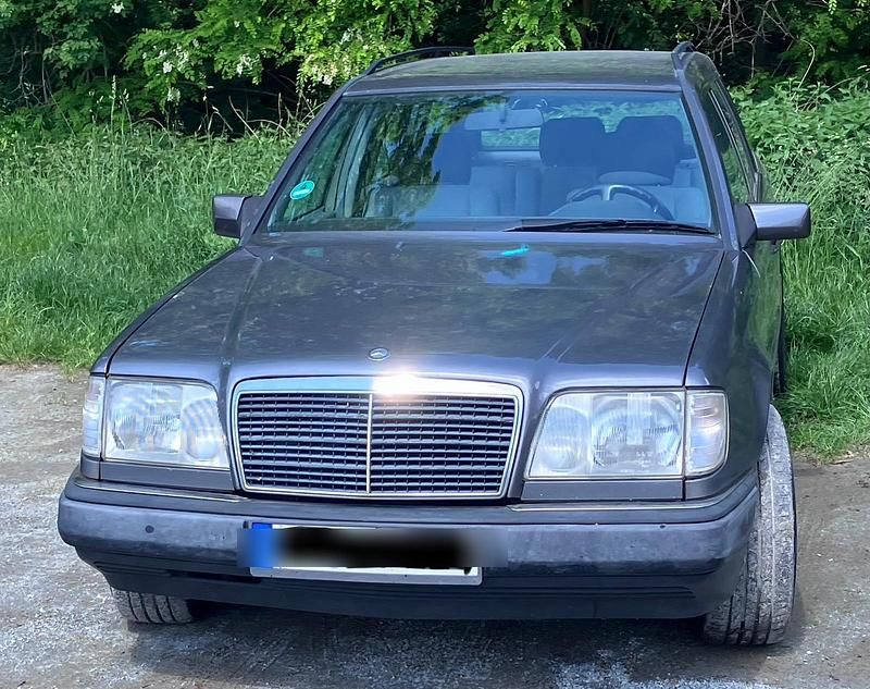 Grau Gebraucht 1995 Mercedes E220 Kombi | 3.500 € - Bild 1/4