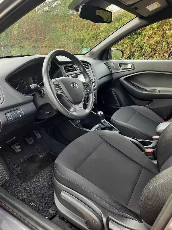 Gebraucht Hyundai i20 Passion Plus 84 PS (61 kW) 2018 Grau Limousine