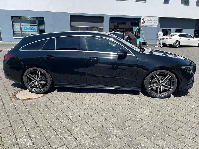 Schwarz Gebraucht 2019 Mercedes CLA220 Shooting Brake AMG line Kombi | 21.900 € (Fairer Preis) - Bild 1/4