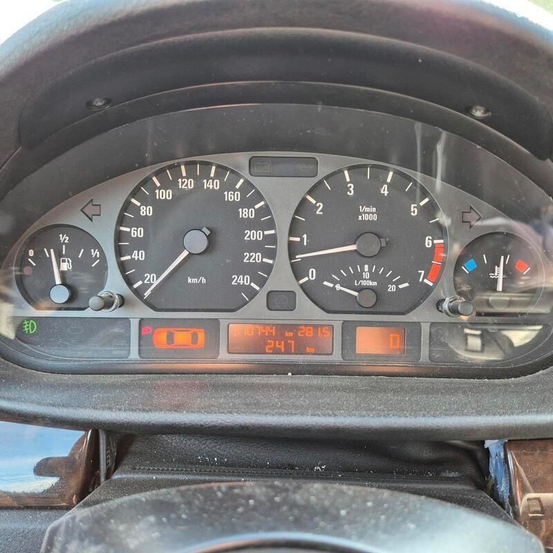 Schwarz Gebraucht 2002 BMW 320 Kombi | 940 € (Guter Preis) - Bild 1/4