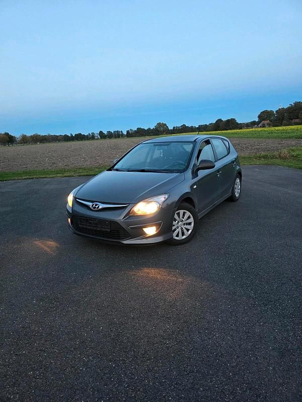 Grau Gebraucht 2011 Hyundai i30 Edition Kleinwagen | 2.750 € (Fairer Preis) - Bild 1/4