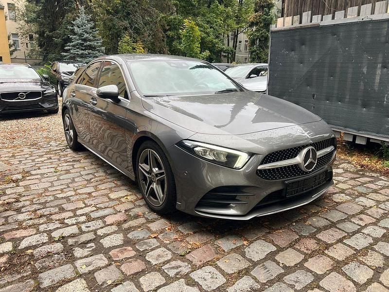 Grau Gebraucht 2020 Mercedes A180 Business Limousine | 19.200 € (Fairer Preis) - Bild 1/4