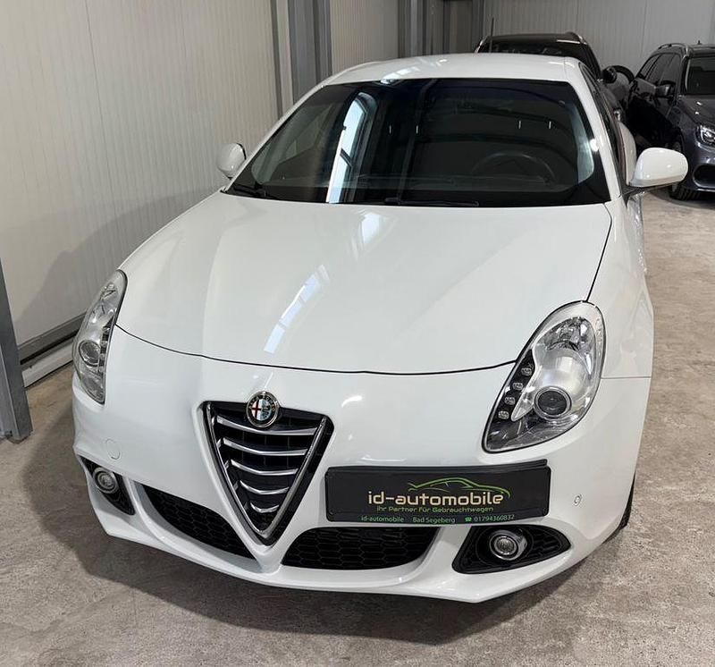 Bianco ghiaccio/pastello Gebraucht 2015 Alfa Romeo Giulietta Turismo Kleinwagen | 11.999 € (Fairer Preis) - Bild 1/4