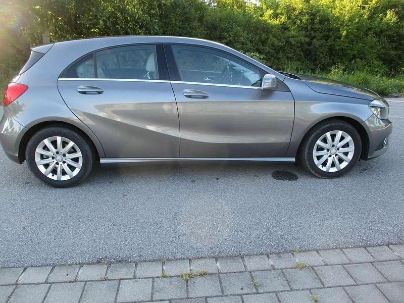 Grau Gebraucht 2014 Mercedes A180 Limousine | 9.100 € (Guter Preis) - Bild 1/4
