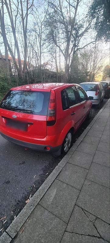 Gebraucht Ford Fiesta 101 PS (74 kW) 2004 Rot Kleinwagen