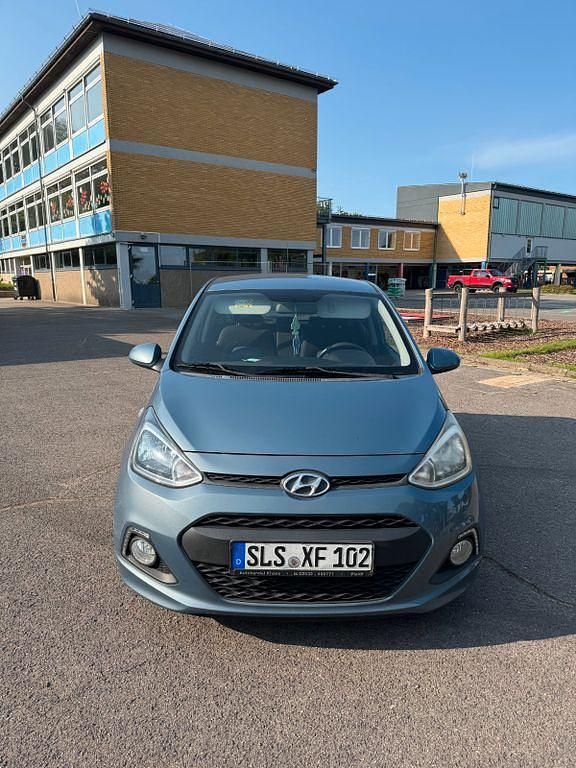 Blau Gebraucht 2015 Hyundai i10 Edition Kleinwagen | 4.690 € (Fairer Preis) - Bild 1/4
