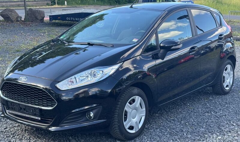 Schwarz Gebraucht 2017 Ford Fiesta Celebration Kleinwagen | 5.900 € - Bild 1/4
