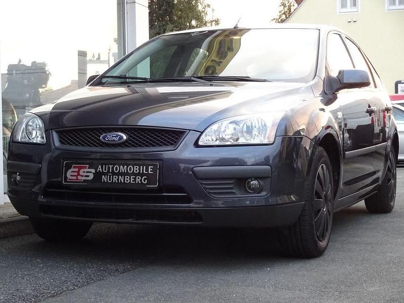 Grau Gebraucht 2007 Ford Focus Fun X Limousine | 2.980 € (Fairer Preis) - Bild 1/4