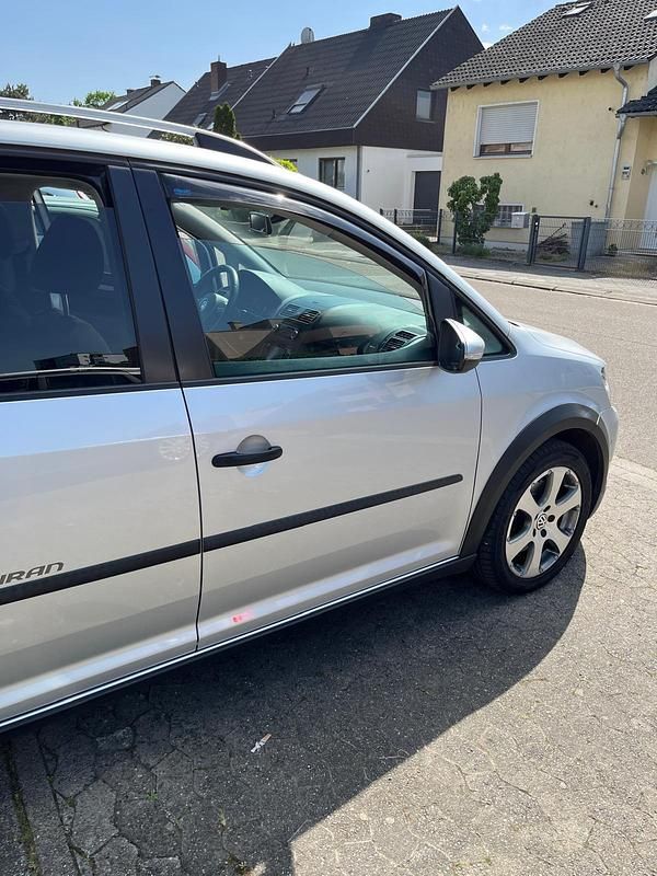 Silber Gebraucht 2012 VW Touran Cross Van / Kleinbus | 13.000 € (Fairer Preis) - Bild 1/4