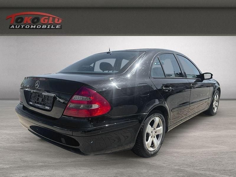 Second-hand Mercedes E200 122 CP (89 kW) 2005 Negru Berlinǎ