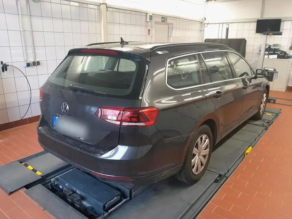 Gebraucht VW Passat Business 150 PS (110 kW) 2022 Manganese gray metallic Kombi